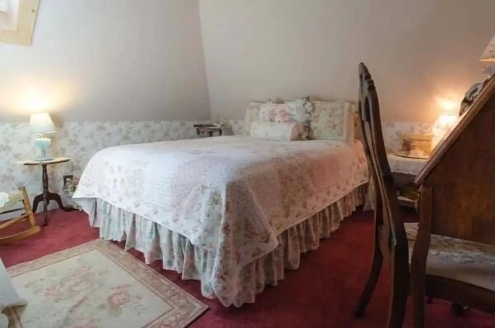 The Tea Rose Inn at Plymouth