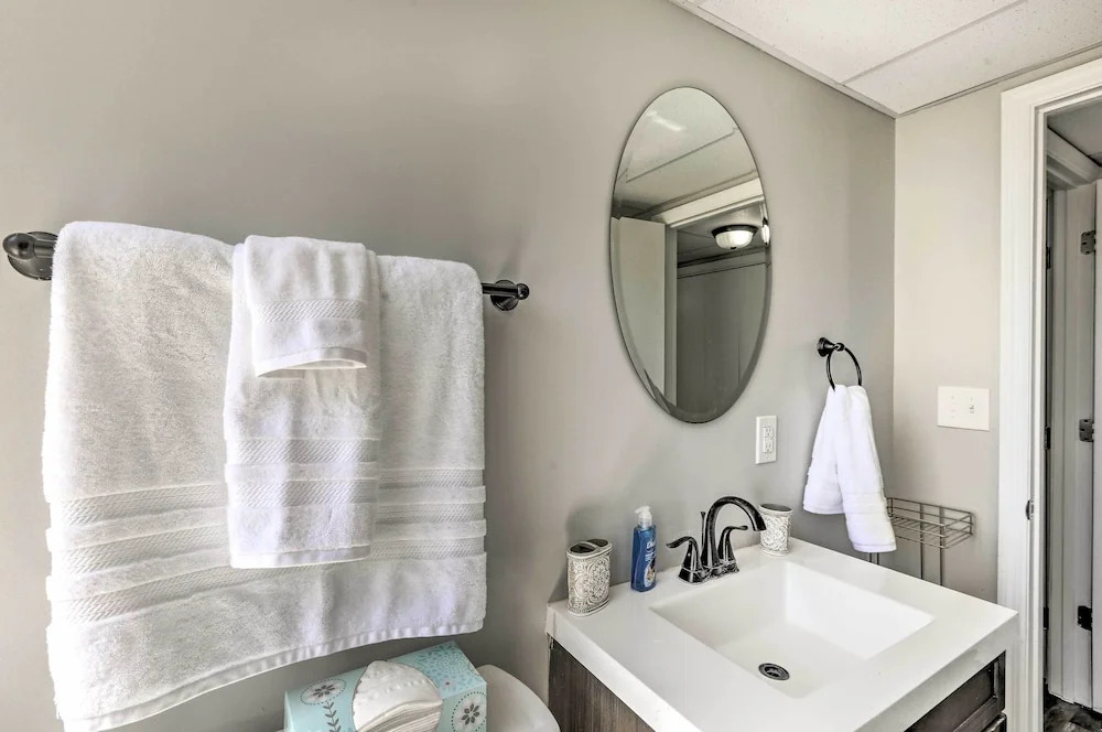 Garden-level Hendersonville Apt: 20 Mi to Broadway