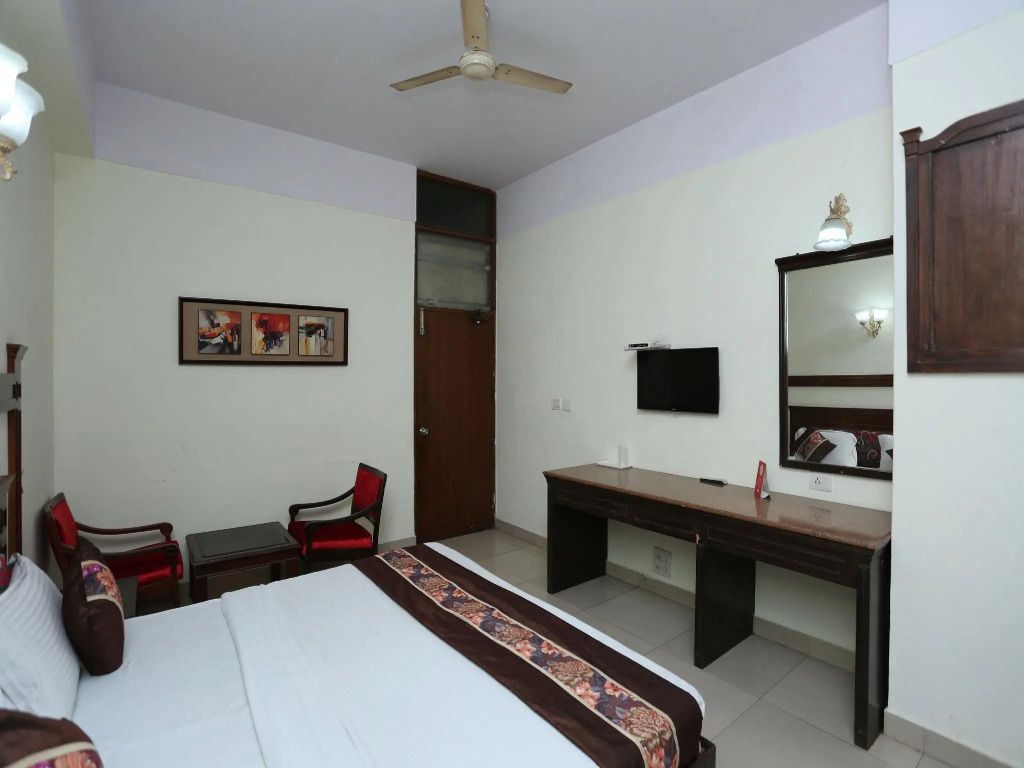 OYO 16647 Hotel Batra Palace