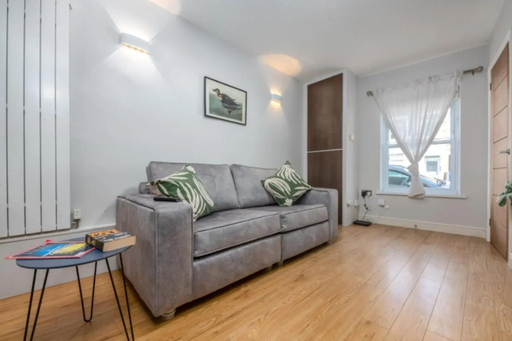 The Coach House Roath - Short Let Cardiff - DYZYN Living - Albany Road