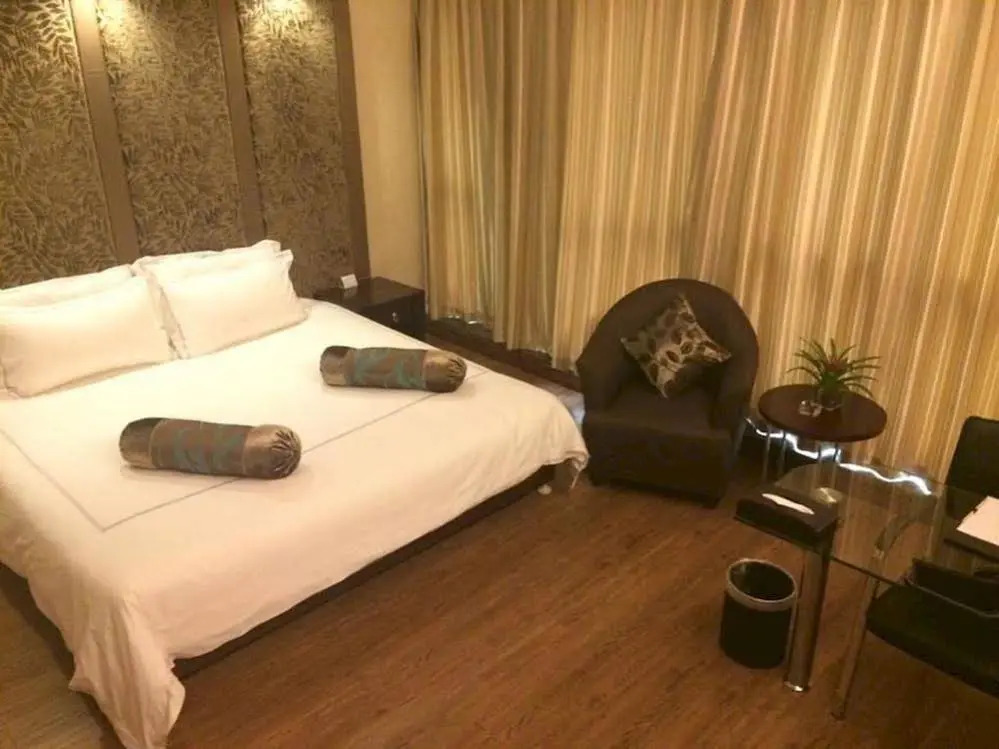 Shanghai Feel Town Hotel