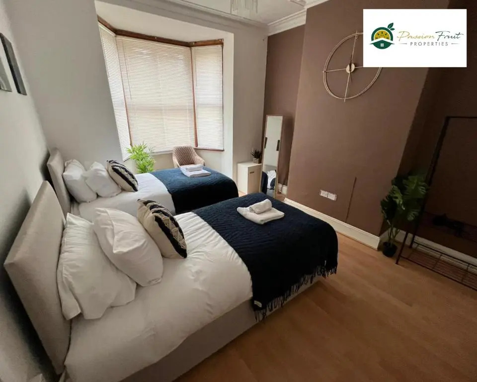 4 Bedroom 3 Bath House By Passionfruitproperties Opposite Coventry City Centre With Free Wi-fi & Garden