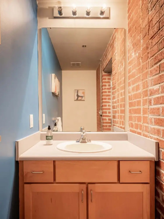 2 Bedroom Historic Brick Getaway with Wifi