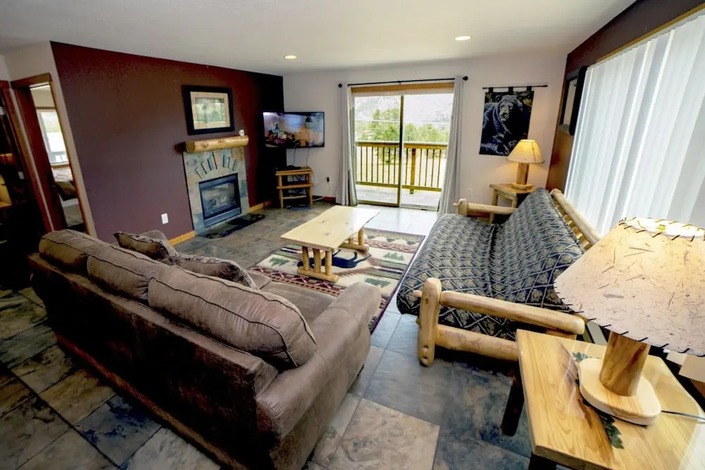 Rocky Mountain Retreat 1A- 4 bedroom/3 bath with personal hot tub offers Panoramic Mountain Views 4 Cabin