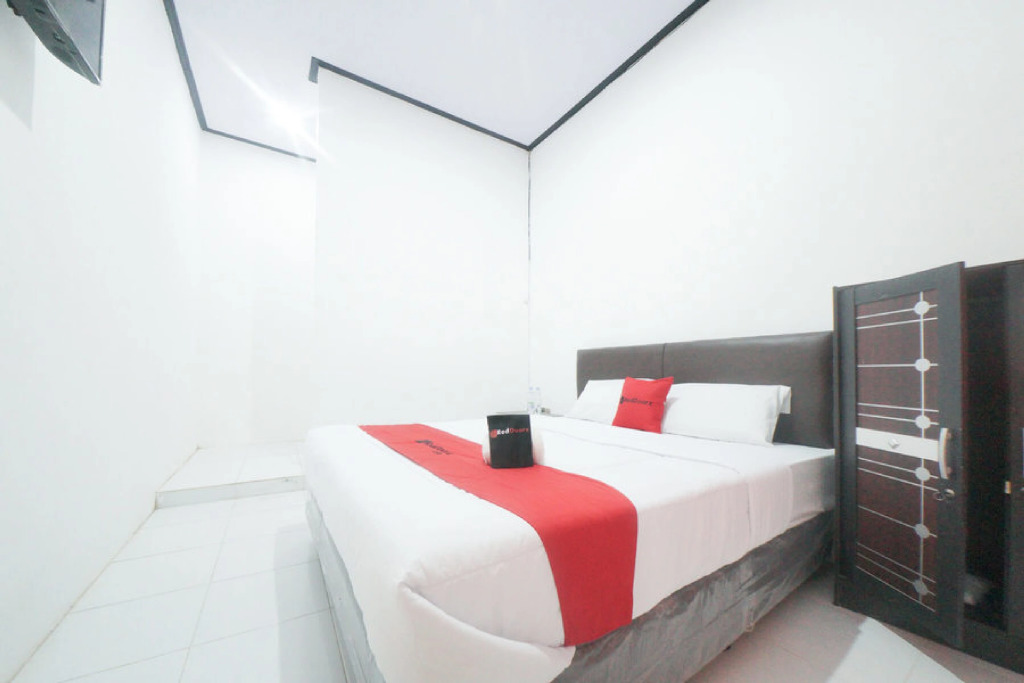 RedDoorz Syariah near Mall Roxy Banyuwangi 2