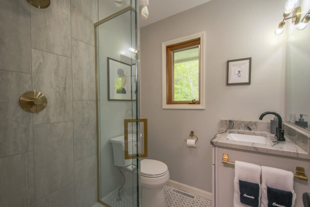 Mountain View 3BR w Sunroom Close to Ski Trails