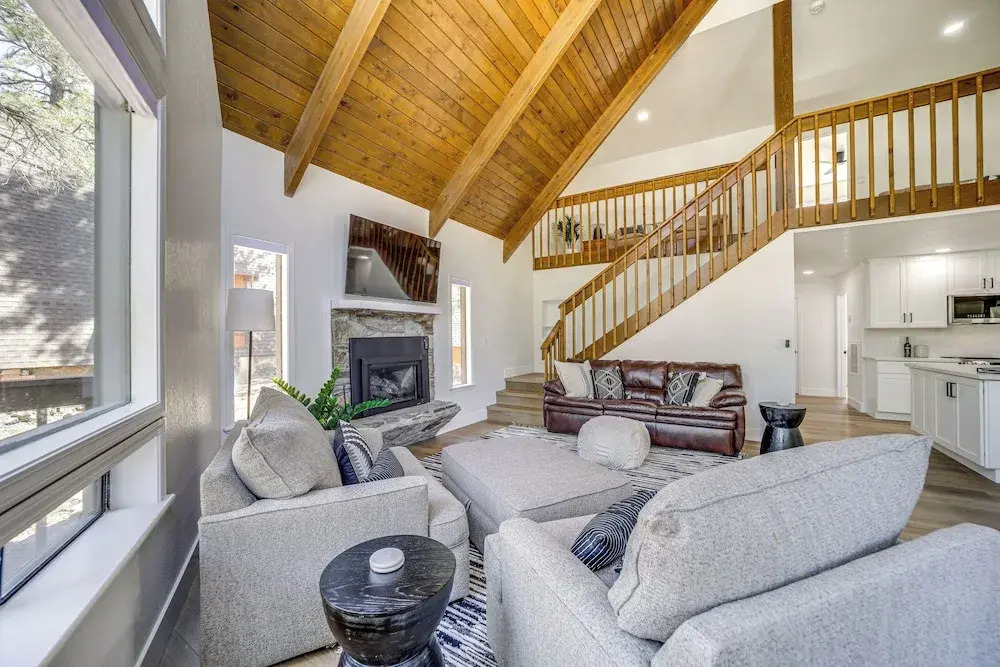 Family Friendly: Modern Cabin in Munds Park!