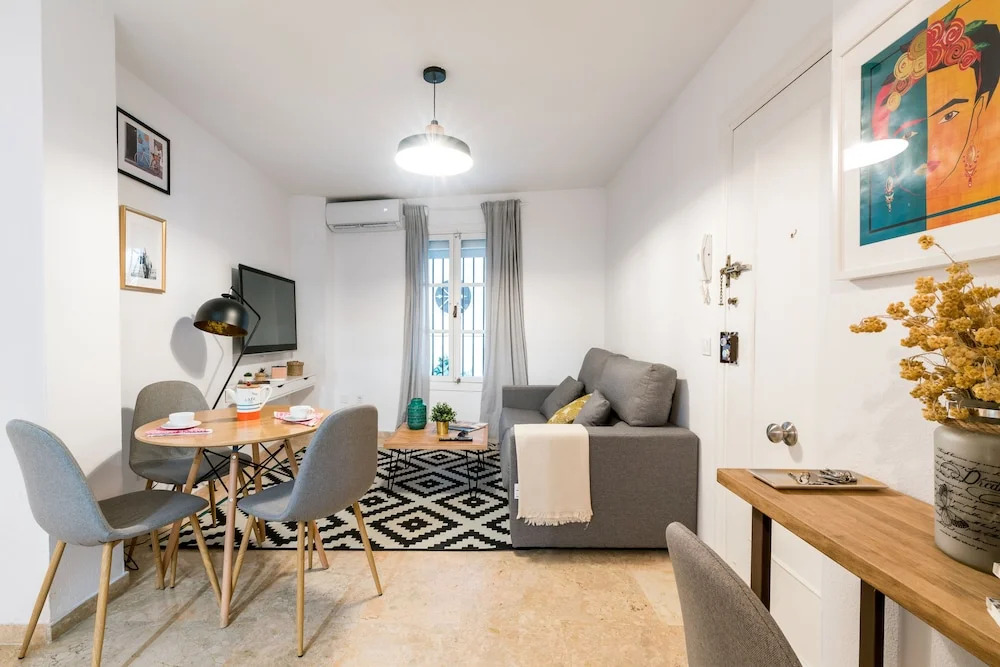 Alfalfa Center Apartment