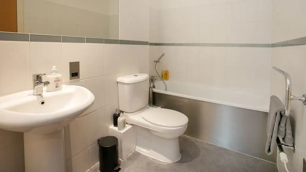 Spacious 2 Bed Parking Close To Centre