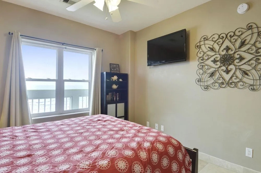 Seawall Condo with Birds Eye Views by RedAwning