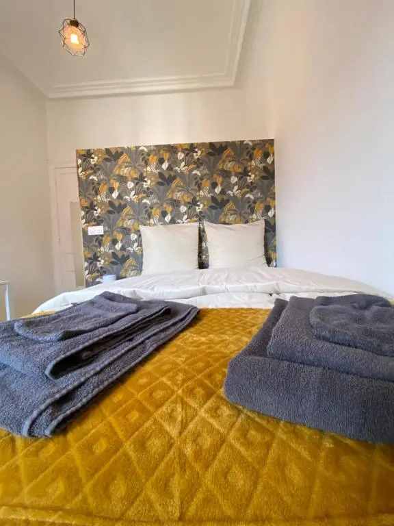 Roubaix Lille private shower & Netflix