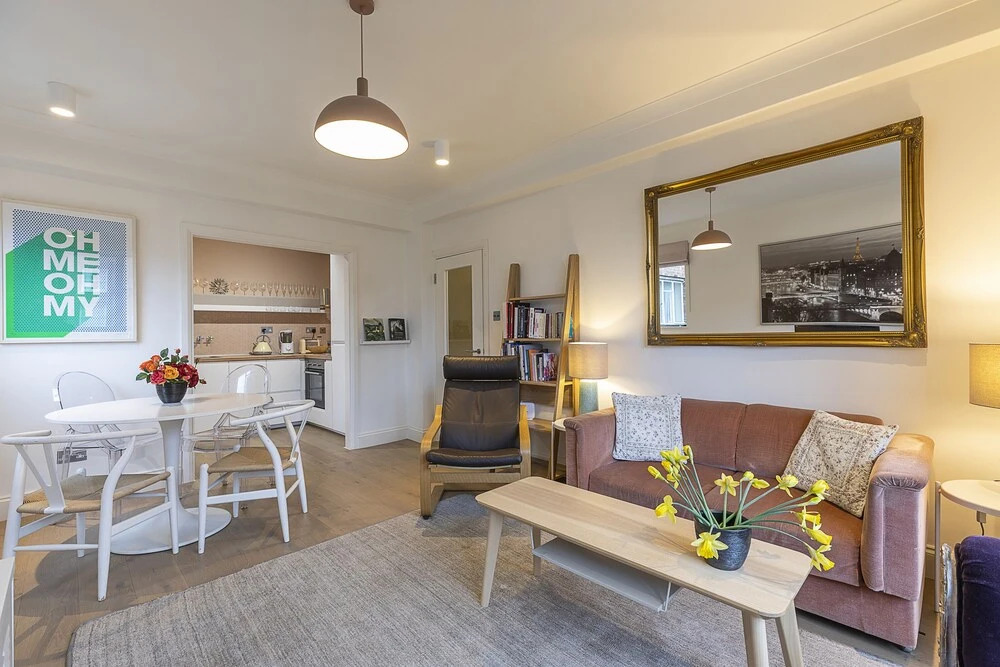 Modern 2BR flat minutes from Kensington Gardens