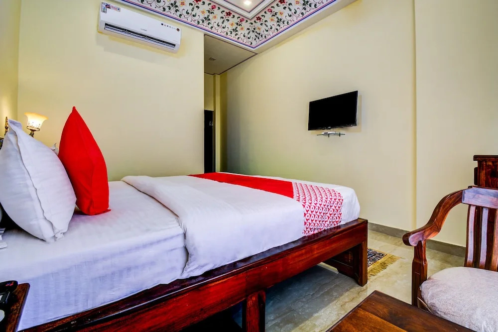 OYO 22287 Hotel Dev Palace