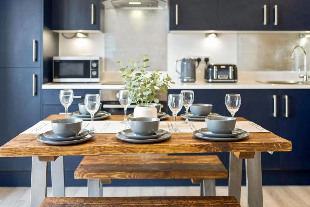 Large, newly renovated, three bedroom town centre duplex apartment with free parking, sleeps seven - Walking distance to beach