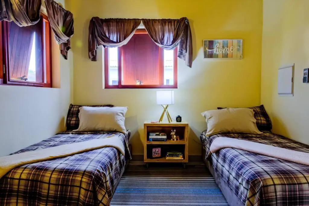 Iona's home: Vibrant 2bedroom home near Willemstad