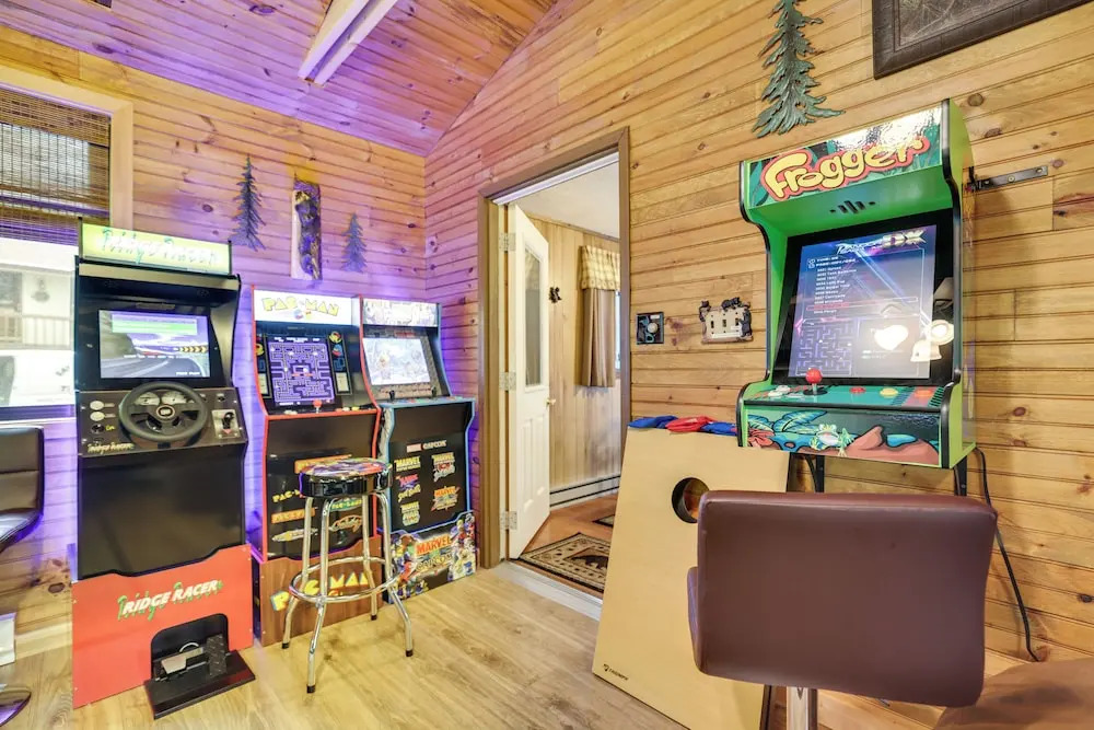 Cozy Bear Den Cabin Game Room & Golf Cart