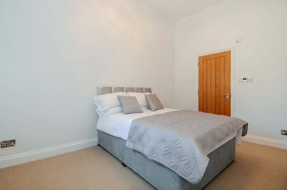 Charming 5 Star 3 Bed London Flat, Garden, Parking