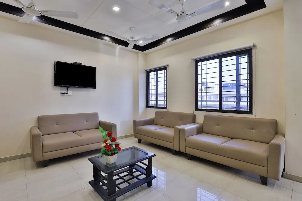 OYO 22551 Hotel Ssv