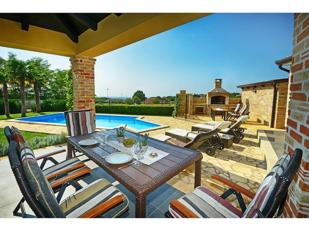 Beautiful Holiday House With Private Pool and Terrace