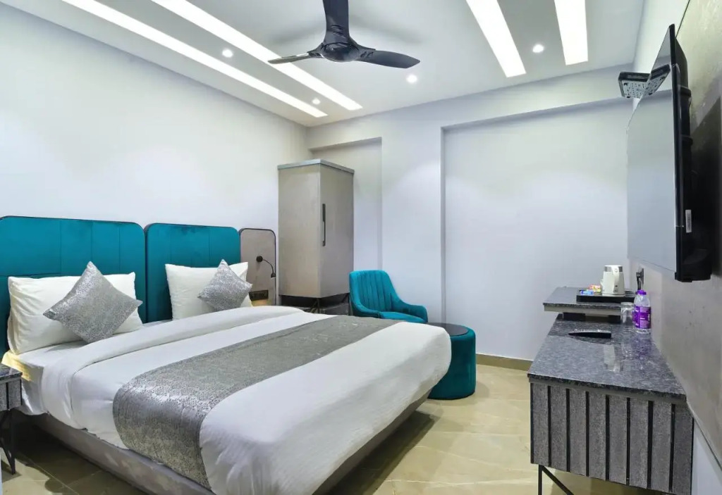HOTEL UPTOWN - Luxury Restaurant & Rooftop Near Connaught Place