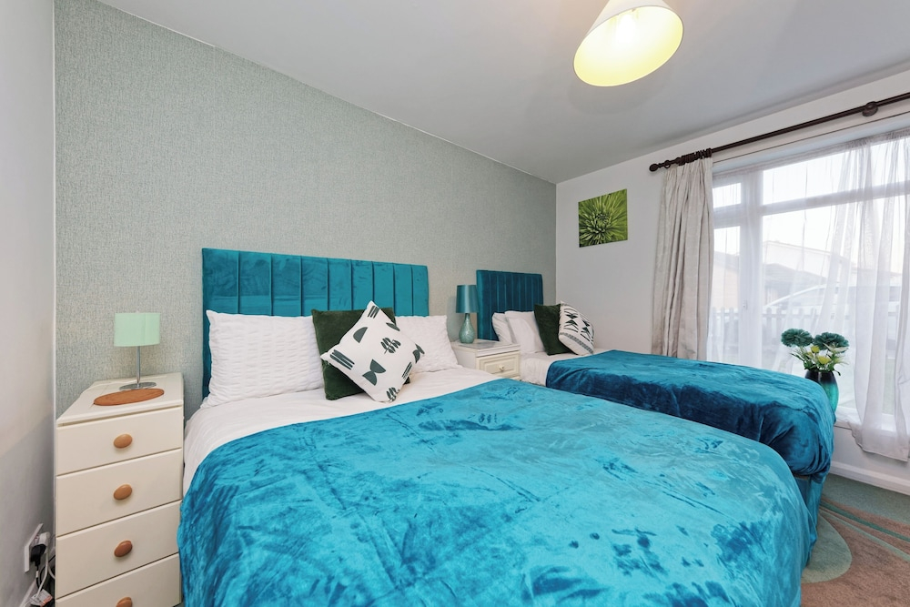 House Sleeps 14 With Enclosed Garden