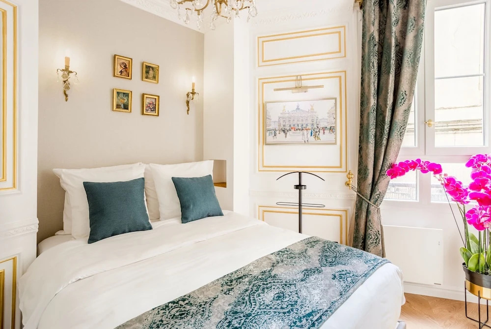 Luxury 2 Bedroom Apartment  Eiffel Tower