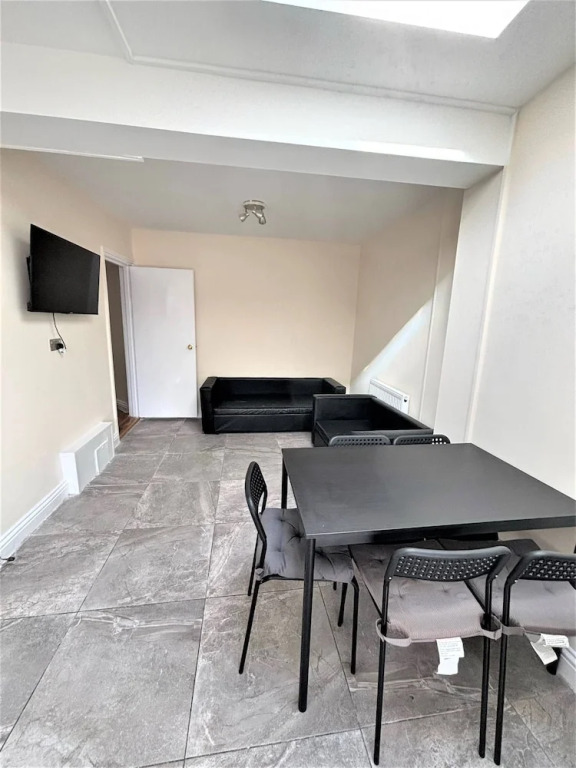 Large & Cozy 5-bed House in a Quiet Dagenham Area
