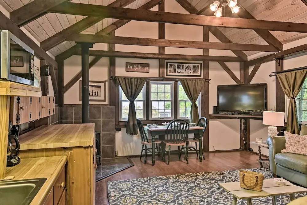 6 Mi to Grandfather Mtn: Lake Cottage w/ Deck