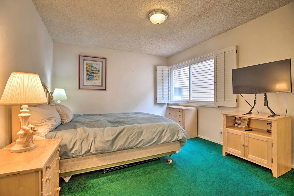 Mammoth Lakes Townhome < 2 Mi to Ski Area!