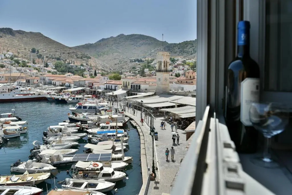 On the port Hydra 1