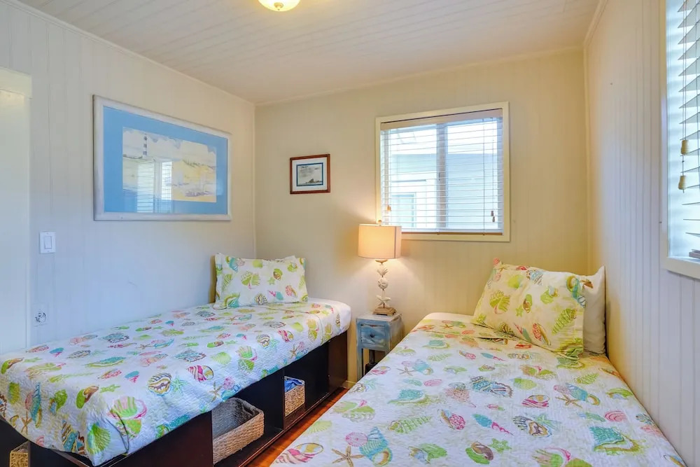 Steps to Beach & Bites: Catalina Island Retreat!