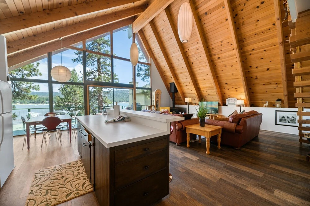 Moonlight Shores Lakefront - 2br/1ba/ Beautiful Lakefront Cabin/smart Tvs/hot Tub/wifi 2 Bedroom Cabin