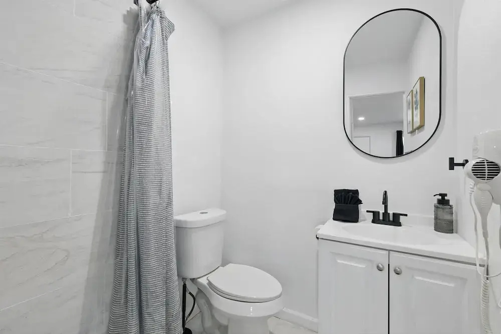 Modern 4BR 2BA Home With Hot Tub-grill & Huge Yard