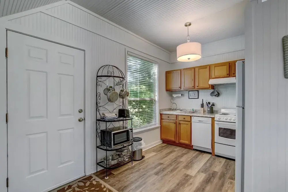 313 New Street 1 Bedroom Apts by RedAwning