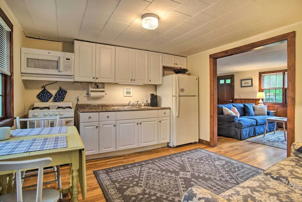 South Yarmouth Cottage ~ Half Mi to Beaches!