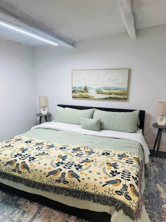 Luxury 4-bedroom Container Home, Hot-tub & Firepit