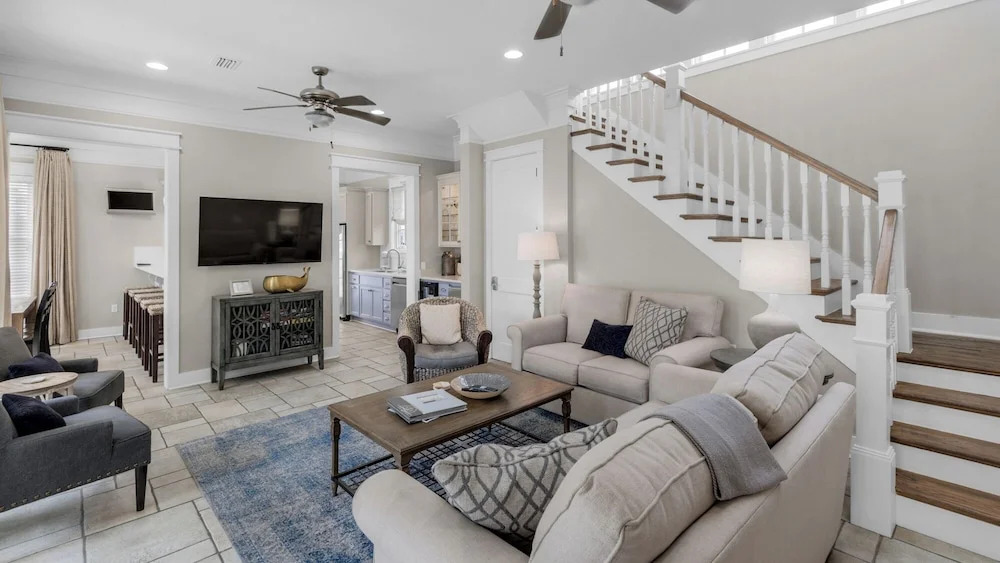Private Splash Pool + Carriage House, 1 House to Beach w/ Beach Chair Setup!