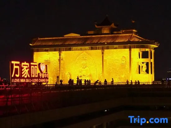 Moning Hotel (Changsha Yangfan Night Market Wanjili Square Branch)