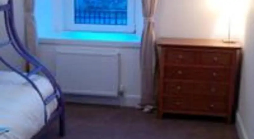 Spacious Holiday let midway between Edinburgh and Glasgow with three shower rooms