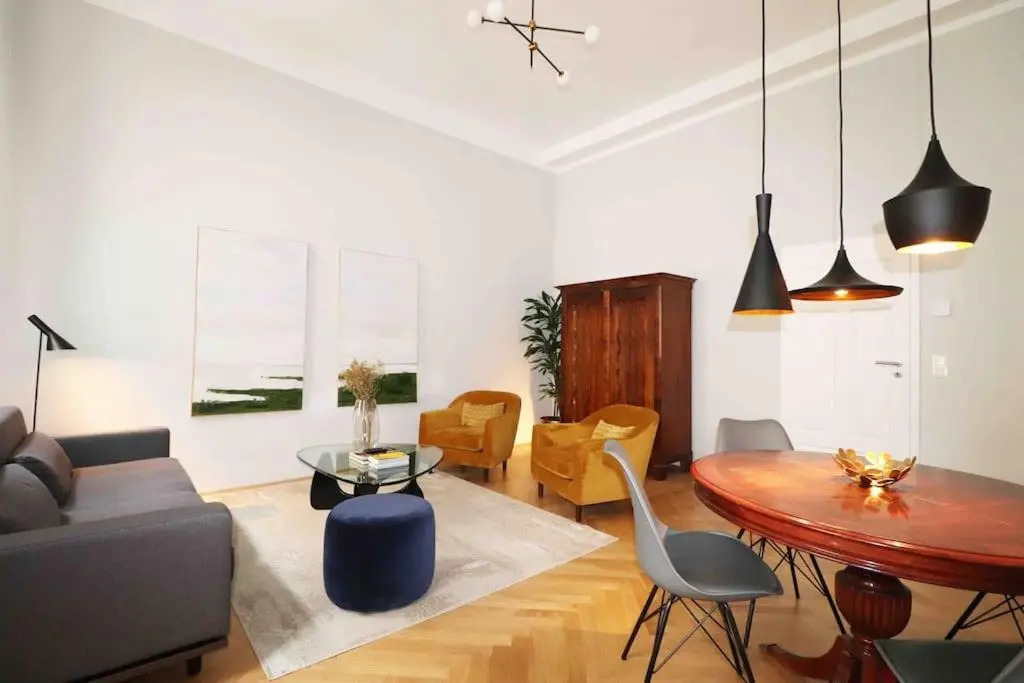 Center apt in best area near park & danube 20’to Airport