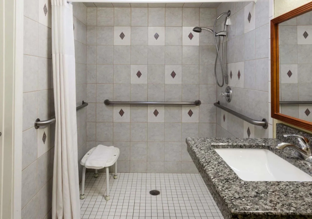 Days Inn & Suites by Wyndham Bowling Green