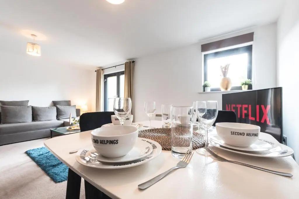 BEST PRICE! LARGE SPACIOUS 2 BED APARTMENT - King Size or Single Beds, Sofabeds, Smart TVs, FREE PARKING