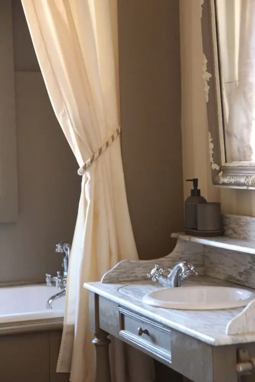 Maison Sumiane - Maison d hotes et locations avec piscine