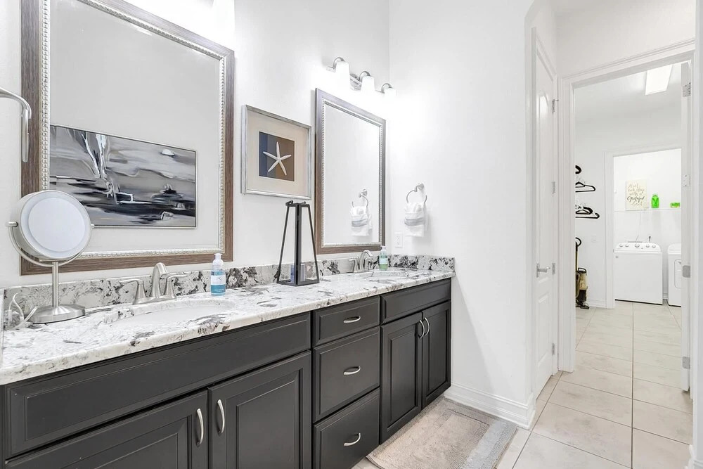 Upscale Private Home 10-min Walk to Canova Beach