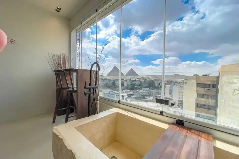 Xuru Stays I The Pyramids Horizon Studio w/ Bathtub