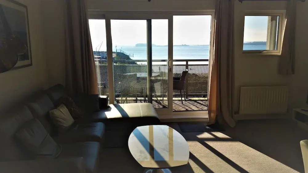 Beach Point - Stunning Harbour Views from Balcony