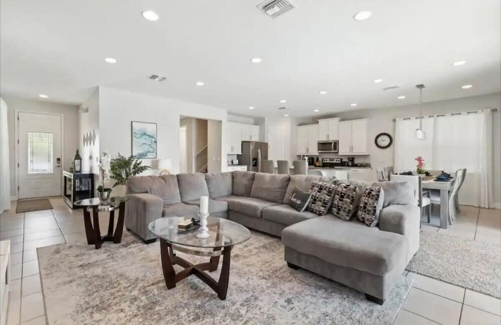 Family 5BR Retreat With Pool and Themed Bedrooms