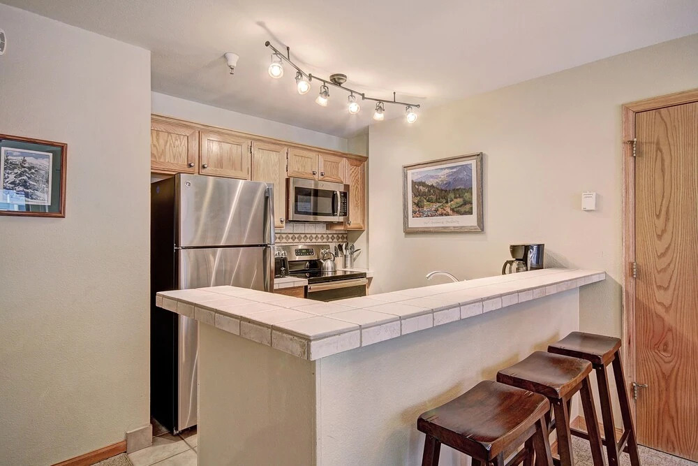 Cozy + Convenient 1br - Just Steps To Vibrant Apres-ski 4ppl 1 Bedroom Condo by RedAwning