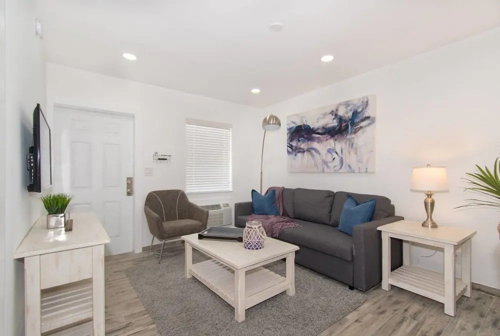 Lovely 1 BR W Parking Space & Walk to the Beach 7