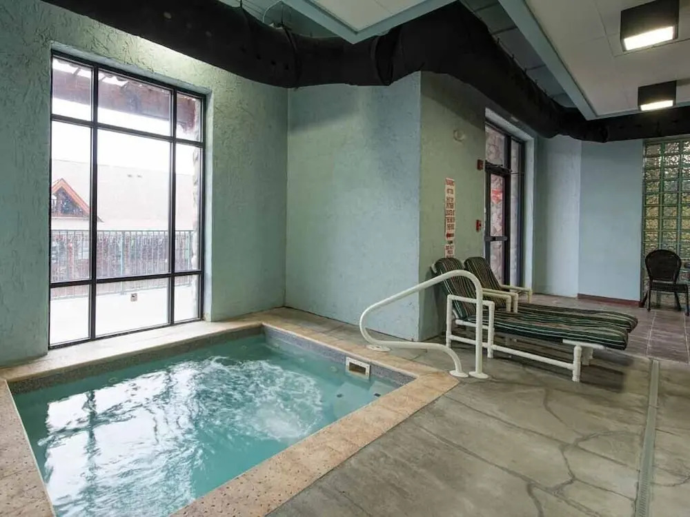 Pinnacle Condo 2 Bedroom Mountain View Home with Hot Tub